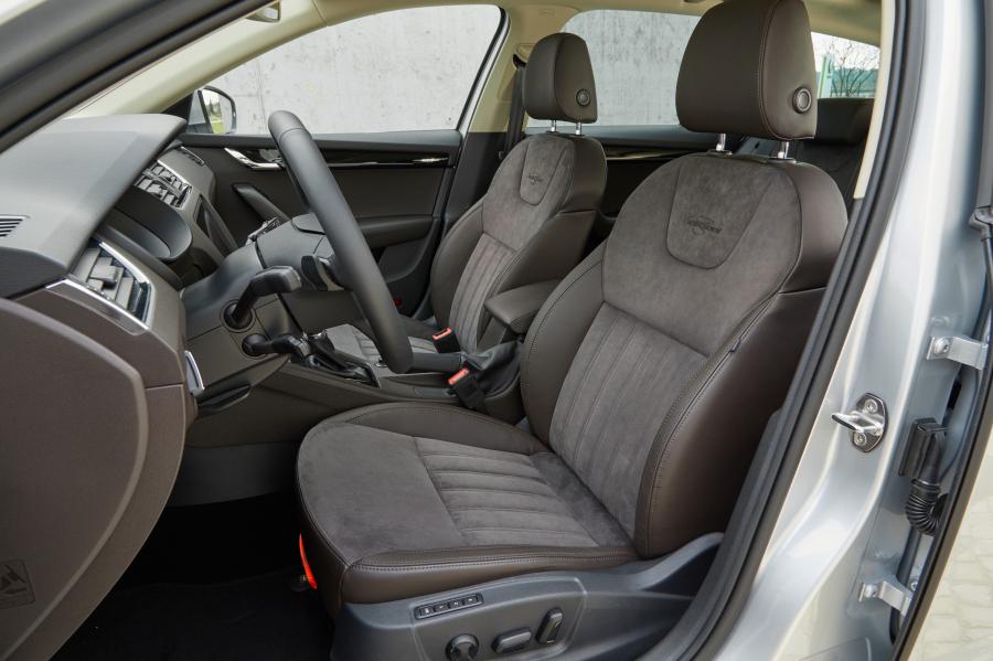 Интерьер Skoda Octavia Combi Laurin & Klement 4x4 2017 года  (WW) (фото 9 из 9)